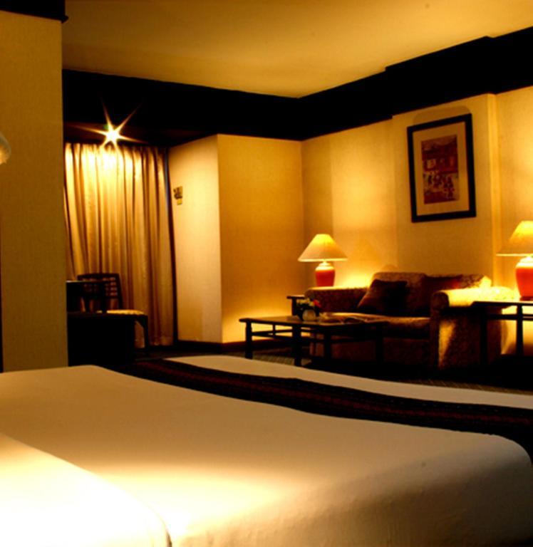 Thapaeplacehotel Чиангмай Номер фото