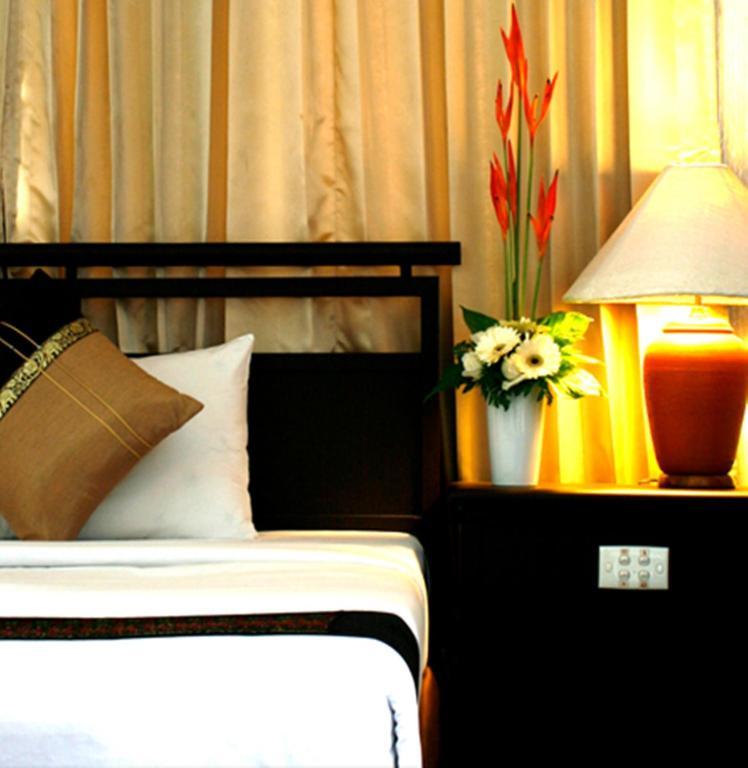 Thapaeplacehotel Чиангмай Номер фото