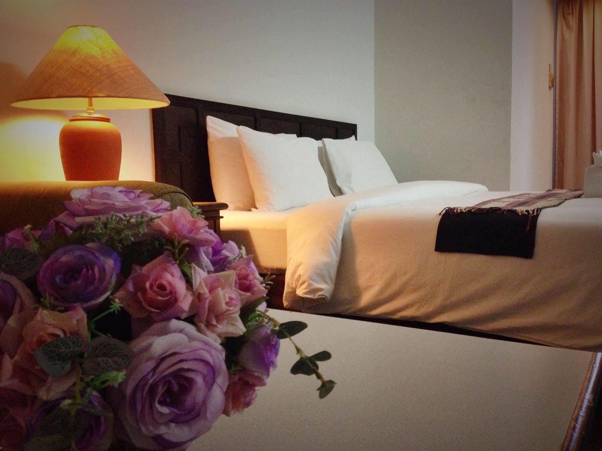 Thapaeplacehotel Чиангмай Экстерьер фото