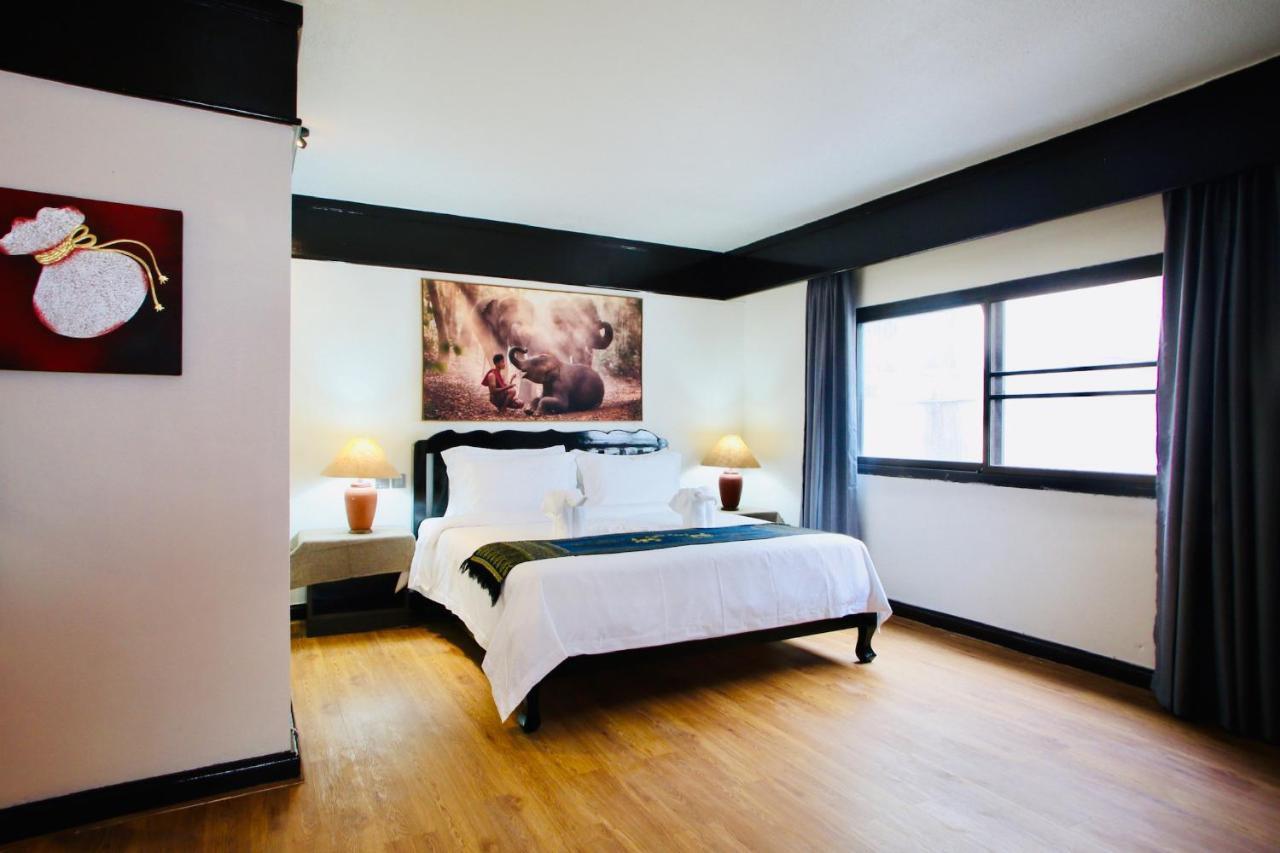 Thapaeplacehotel Чиангмай Экстерьер фото